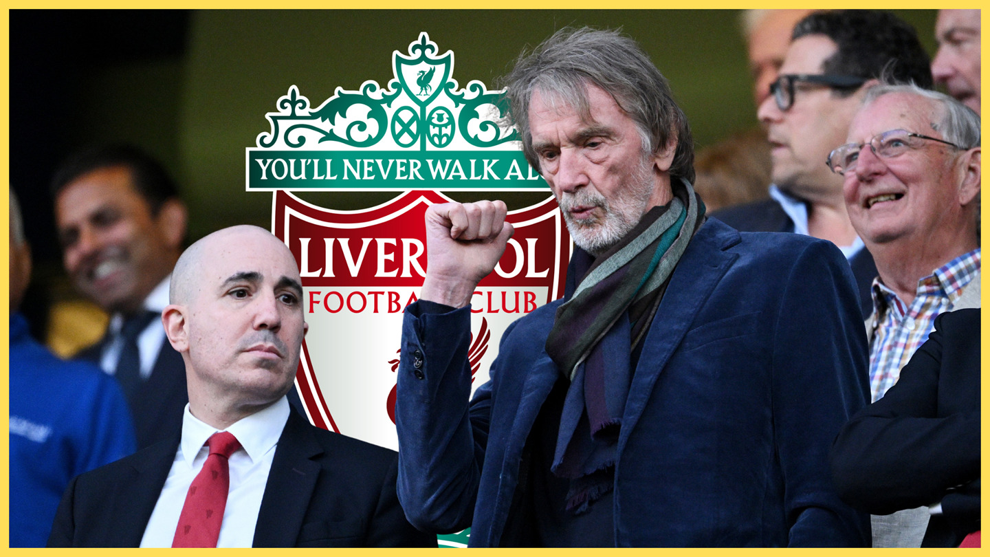 Le chef de Manchester United, Sir Jim Ratcliffe, fait la fête devant l'écusson du club de Liverpool.