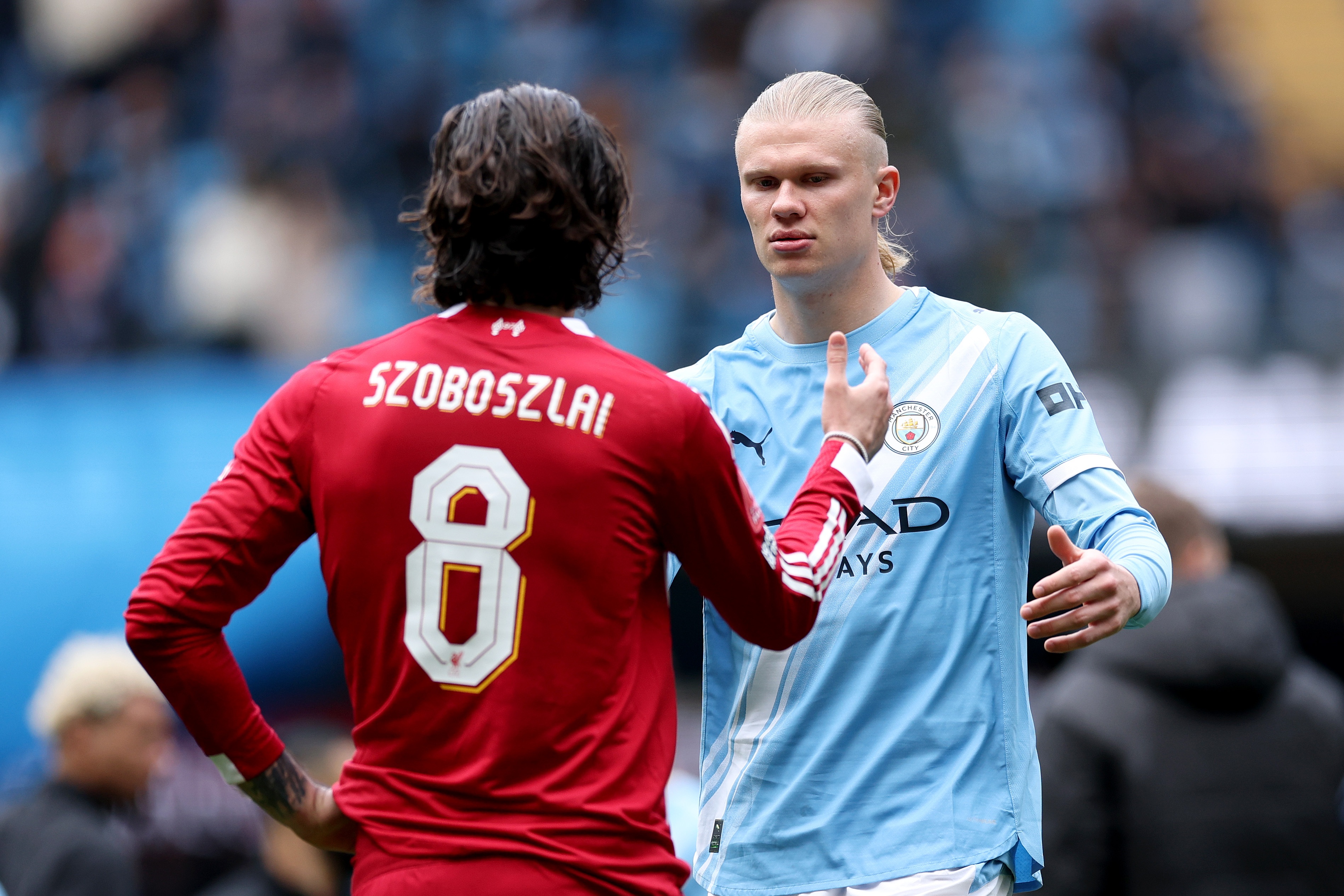 L'attaquant de Manchester City Erling Haaland serre la main du milieu de terrain de Liverpool Dominik Szoboszlai.