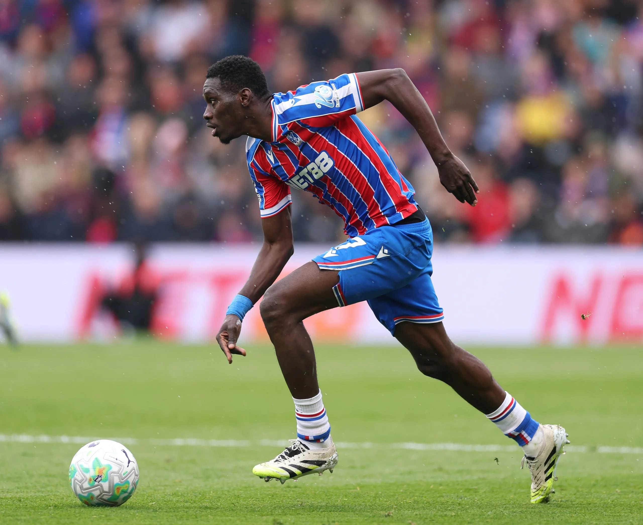 Tyrick Mitchell of Crystal Palace controls the ball during the Premier League match between Crystal Palace and Everton at Selhurst Park