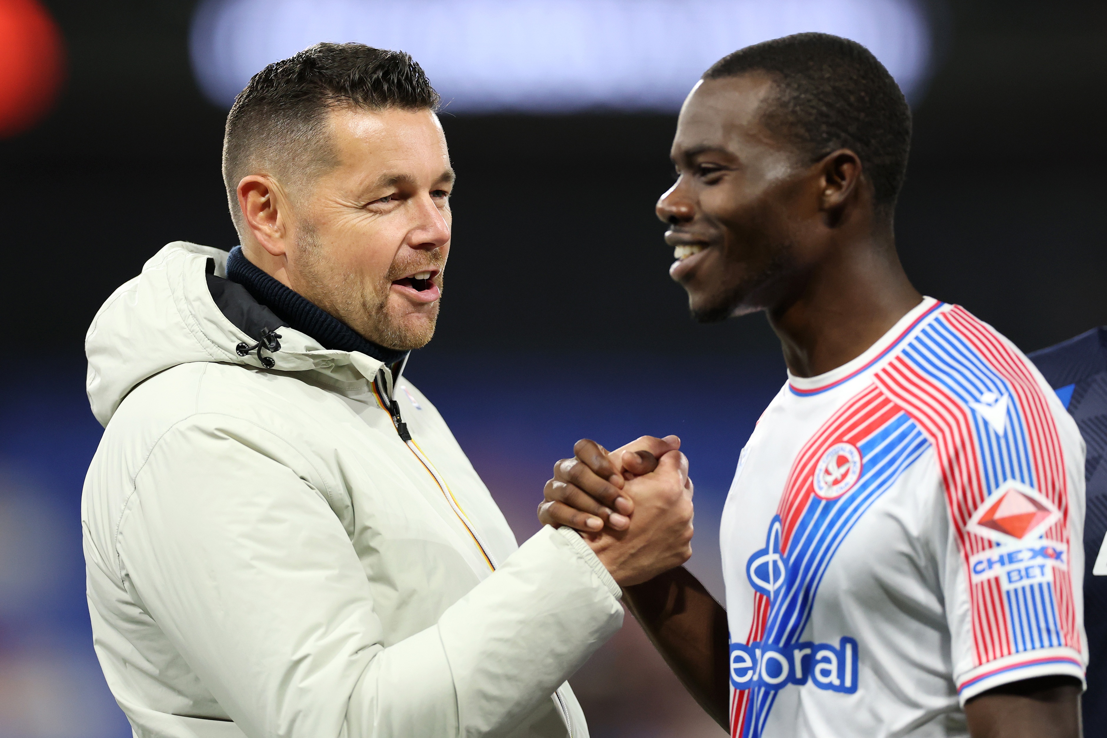Tyrick Mitchell serre la main de l'entraîneur-chef de Crystal Palace, Pierre Sage.