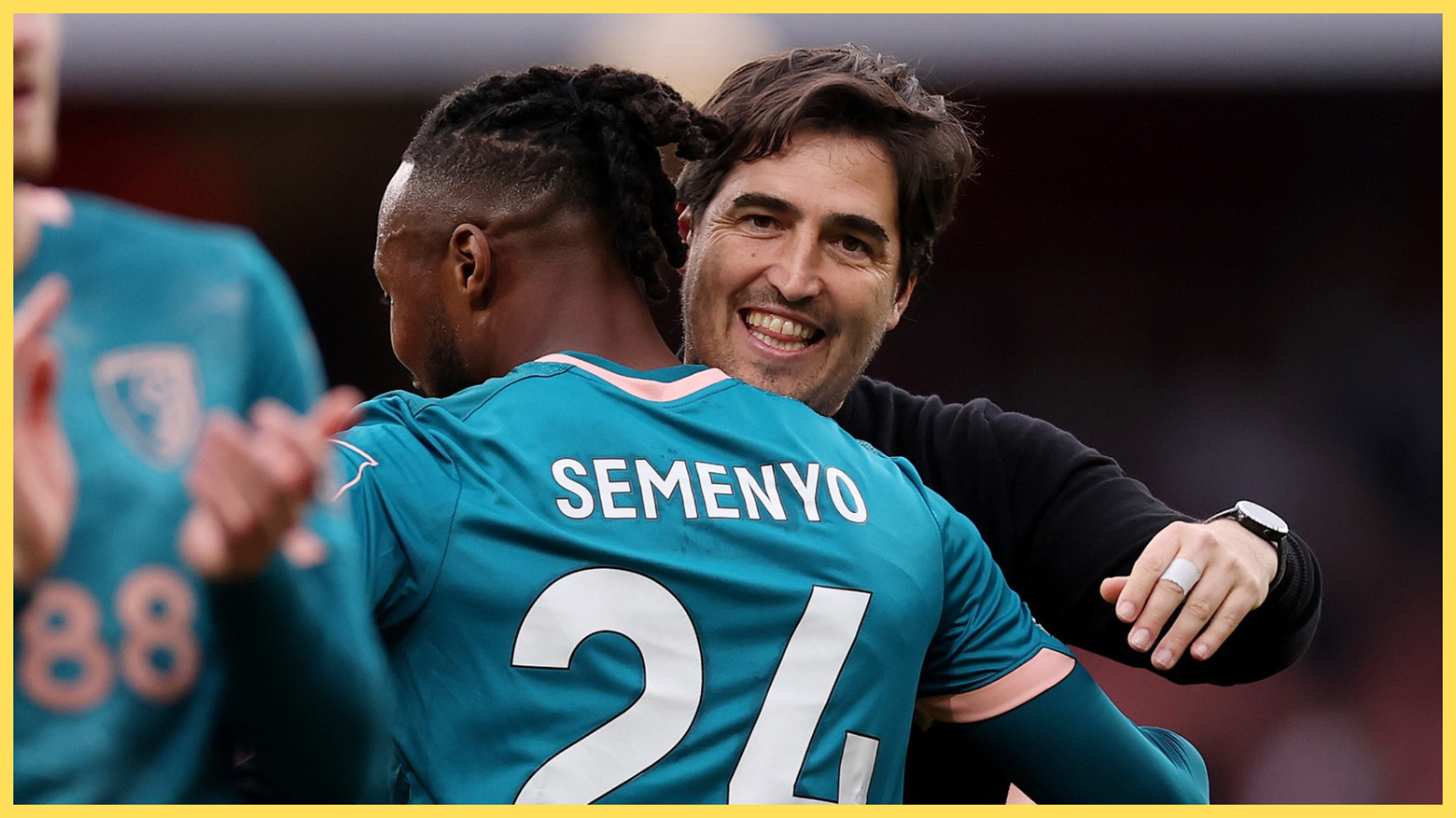 Le manager de Liverpool, Andoni Iraola, embrasse l'ailier de Man City Antoine Semenyo.