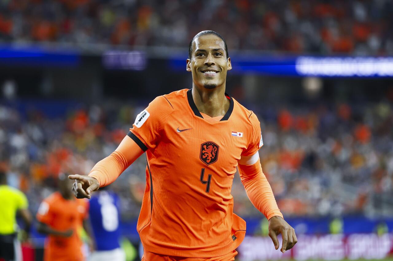 "Absurdité totale": Virgil van Dijk réplique aux affirmations selon lesquelles il aurait influencé la tactique de Ronald Koeman lors de la Coupe du monde lors d'une conférence de presse enflammée