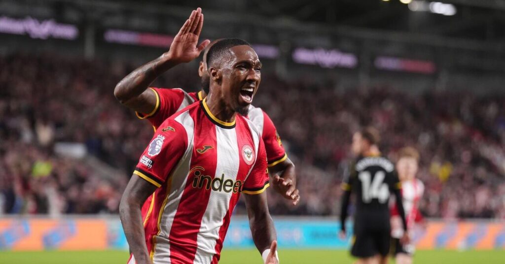 Jaidon Anthony célèbre le but de Brentford contre Chelsea en Premier League