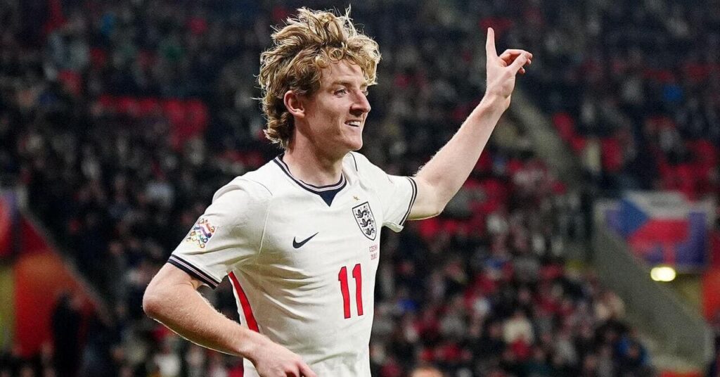 Le footballeur anglais et barcelonais Anthony Gordon célèbre son but en Ligue des Nations de l'UEFA contre la Tchéquie.