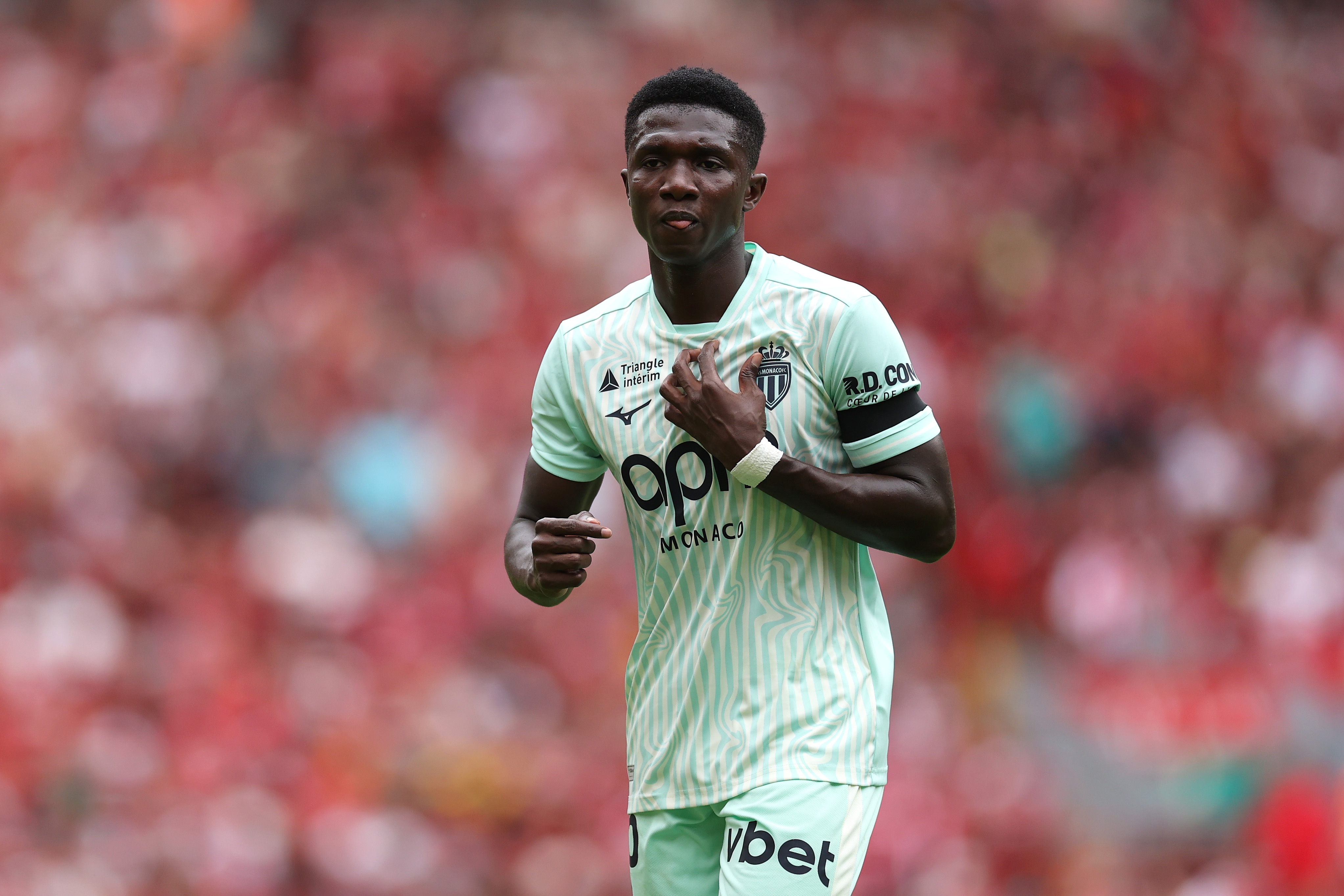La cible du transfert de Liverpool, Lamine Camara, tient son maillot de Monaco.
