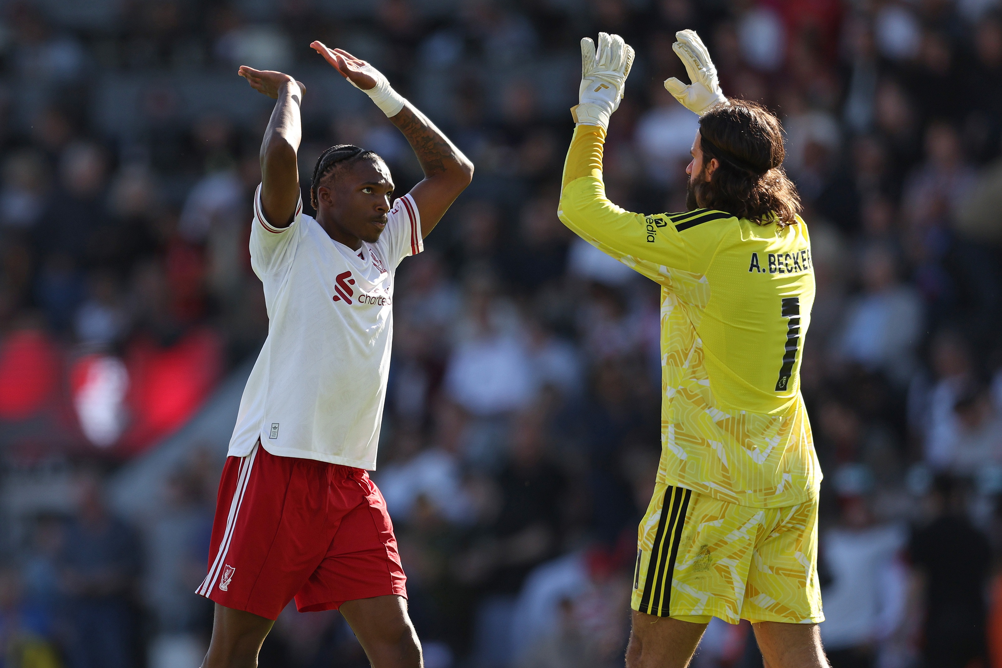 Jeremy Jacquet félicite le gardien de Liverpool Alisson Becker.