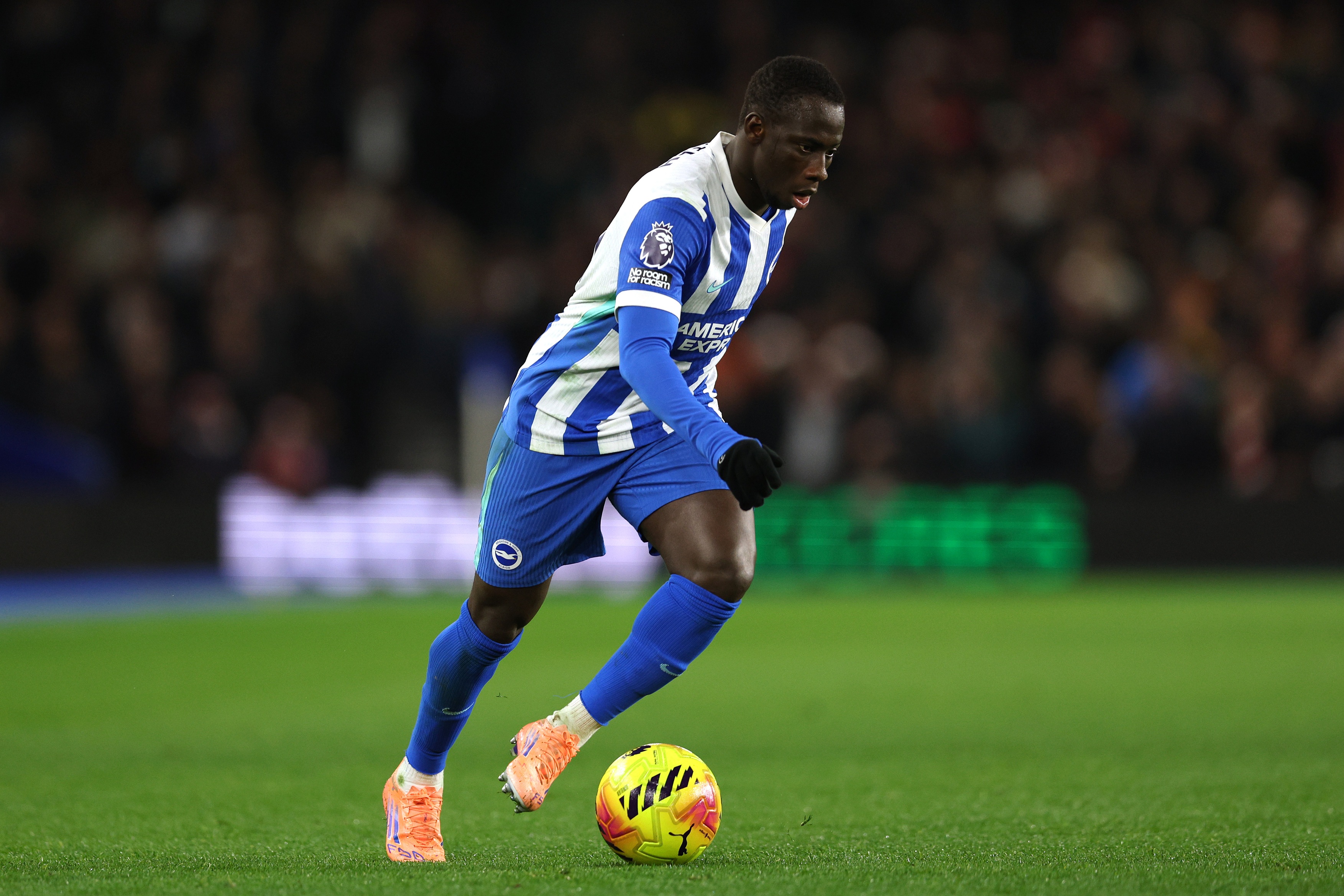 La cible du transfert de Liverpool, Yankuba Minteh, dribble sur le ballon pour Brighton.