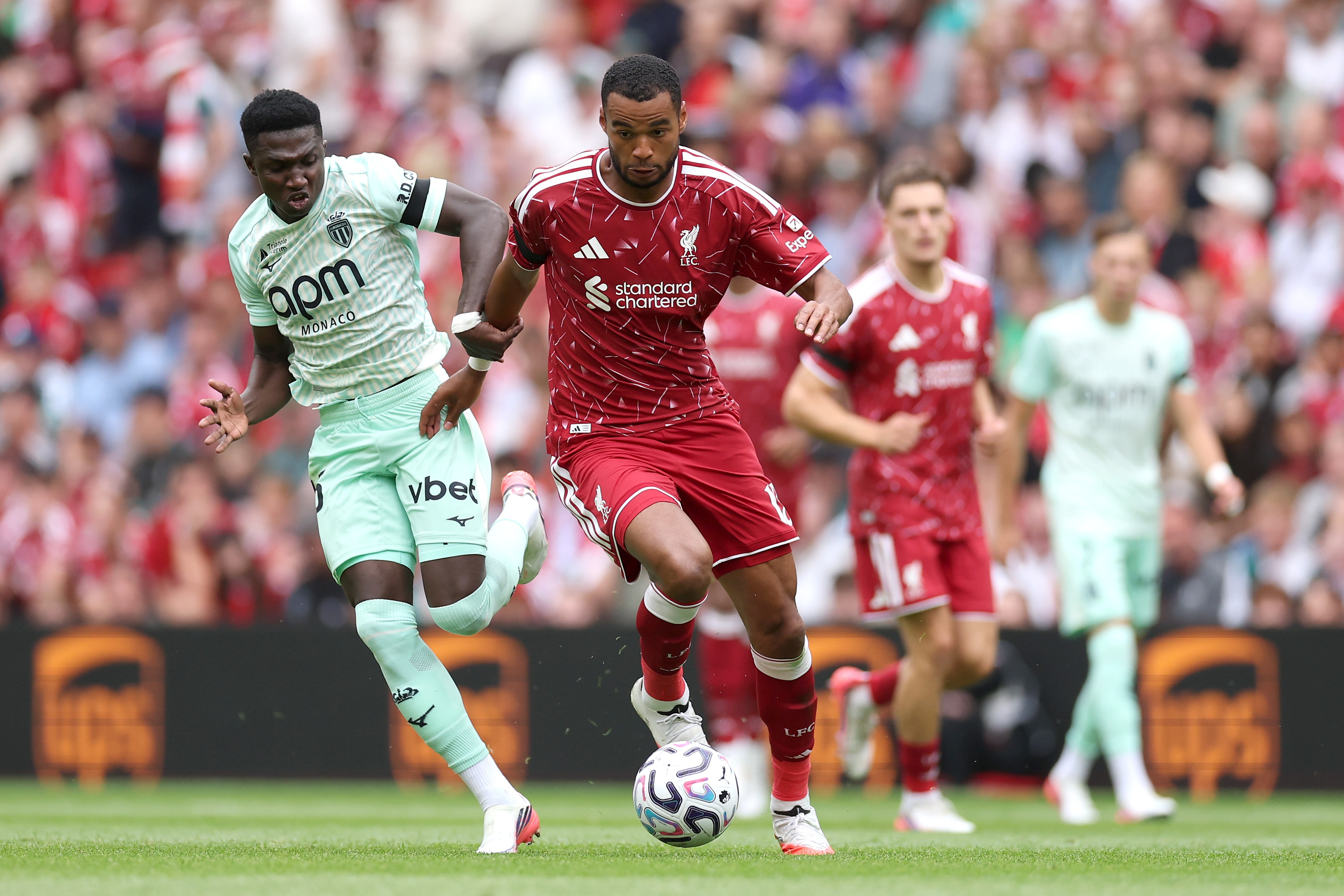 Lamine Camara met la pression sur l'ailier de Liverpool Cody Gakpo.