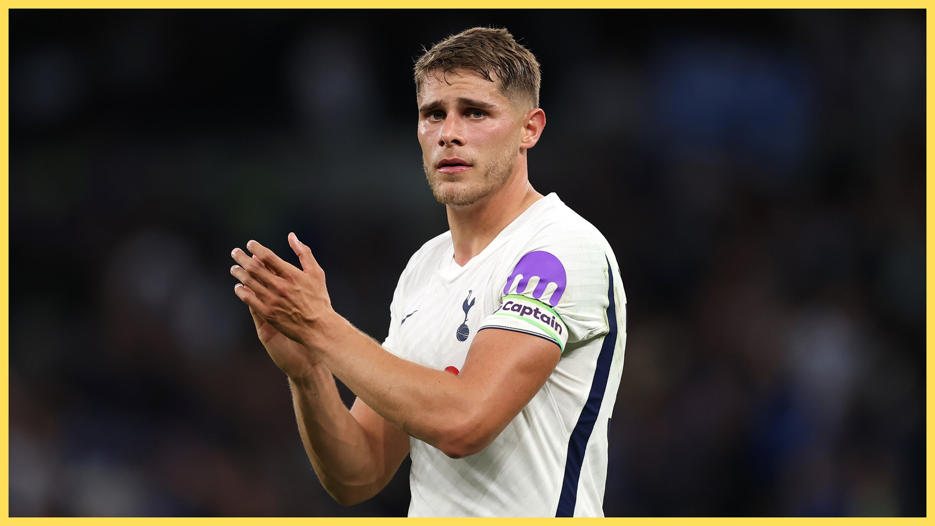 La cible du transfert de Liverpool, Micky van de Ven, applaudit.