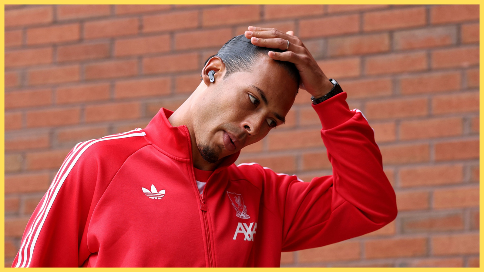 Le défenseur central de Liverpool, Virgil van Dijk, se frotte le haut de la tête.
