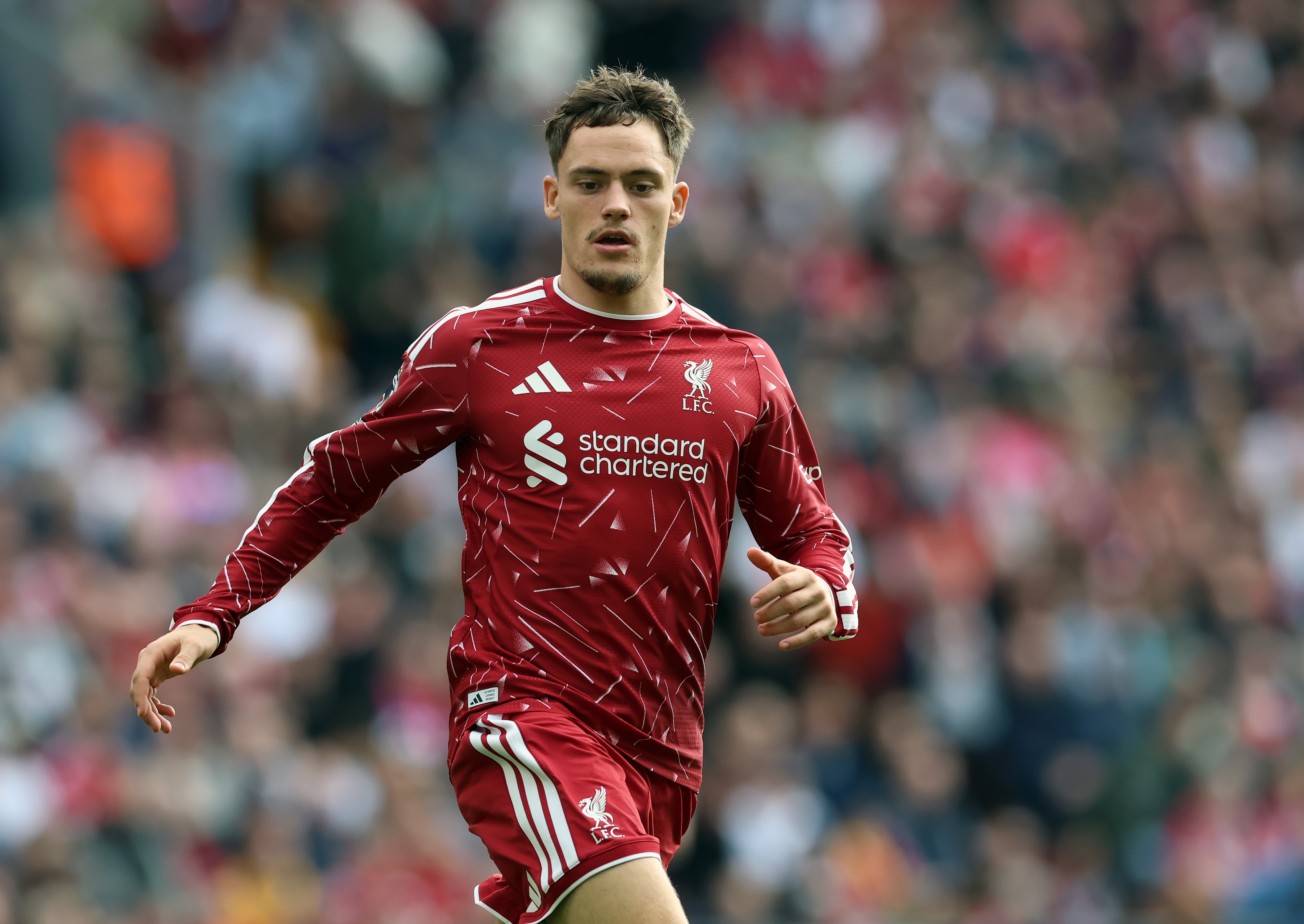 Florian Wirtz court sur le terrain pendant le match de Liverpool.