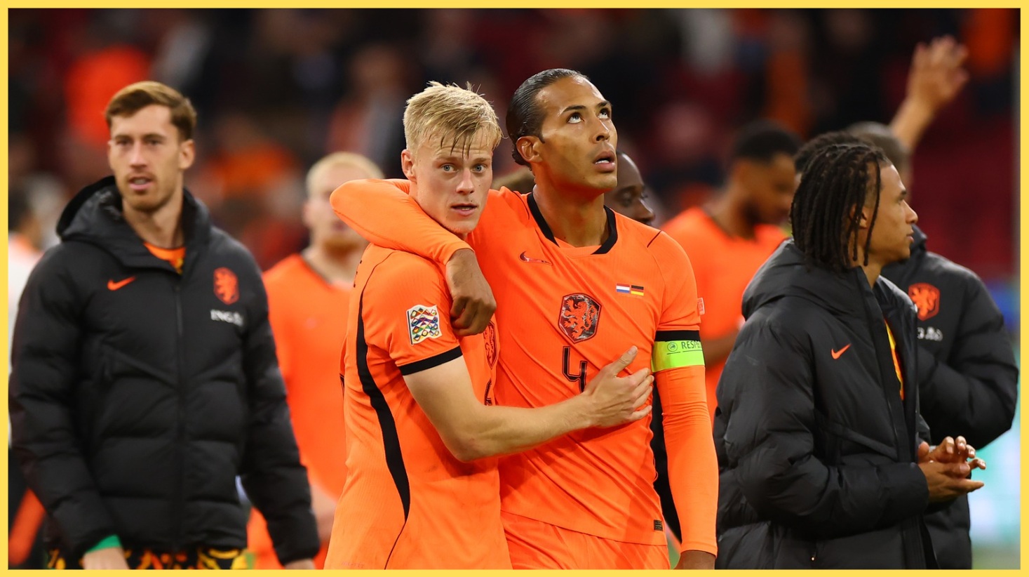Jan-Paul van Hecke et Virgil van Dijk photographiés après un match aux Pays-Bas