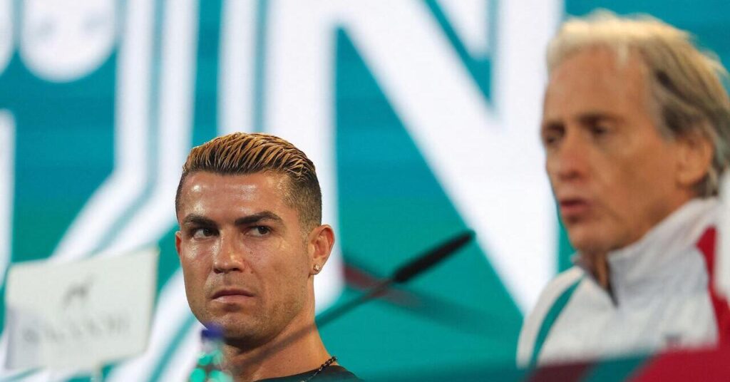 Cristiano Ronaldo regarde le patron du Portugal Jorge Jesus lors d'une conférence de presse