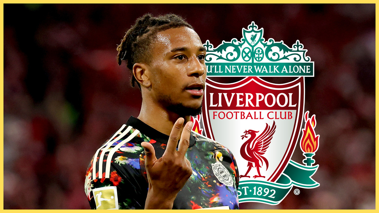 L'ailier du Bayern Michael Olise lève trois doigts devant l'écusson du club de Liverpool.