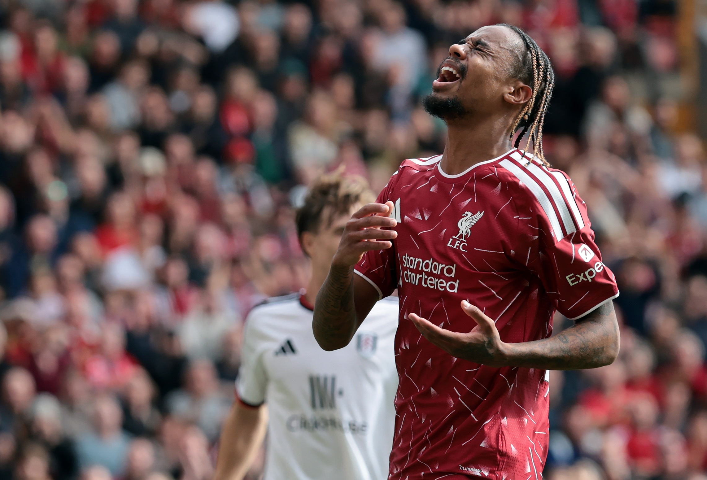 Bradley Barcola joue au football sous un maillot de Liverpool.