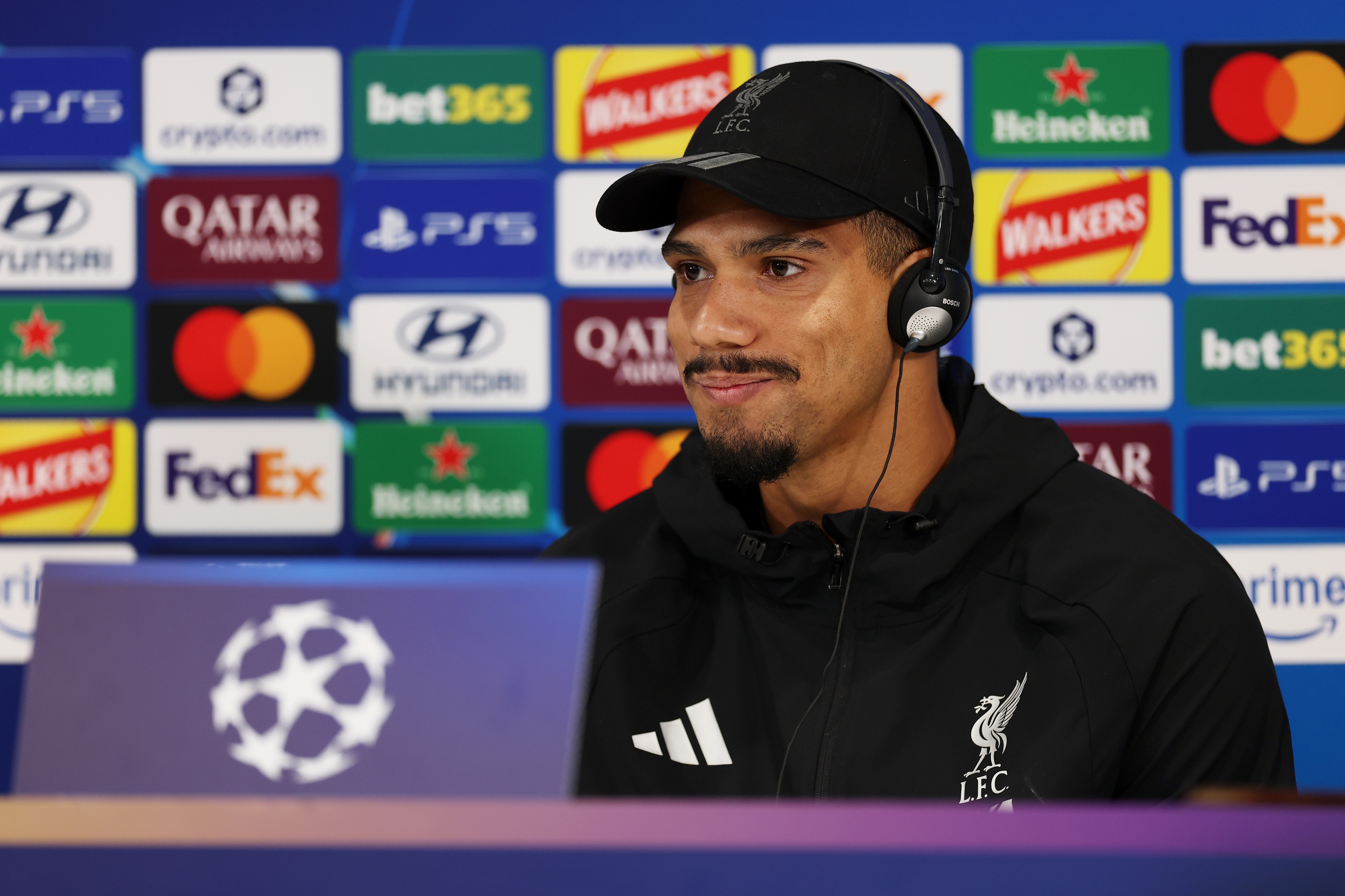 Ronald Araujo sourit en portant des écouteurs lors de la conférence de presse de Liverpool.