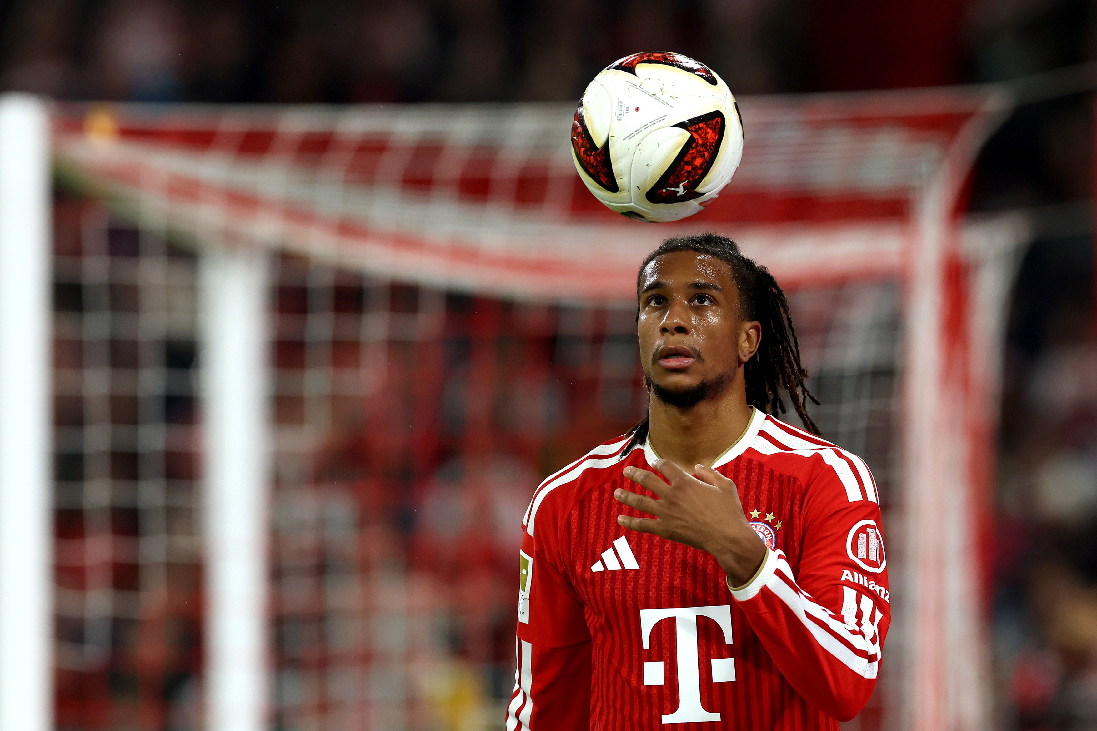 Michael Olise, cible du transfert de Liverpool, lance un ballon de football en l'air.
