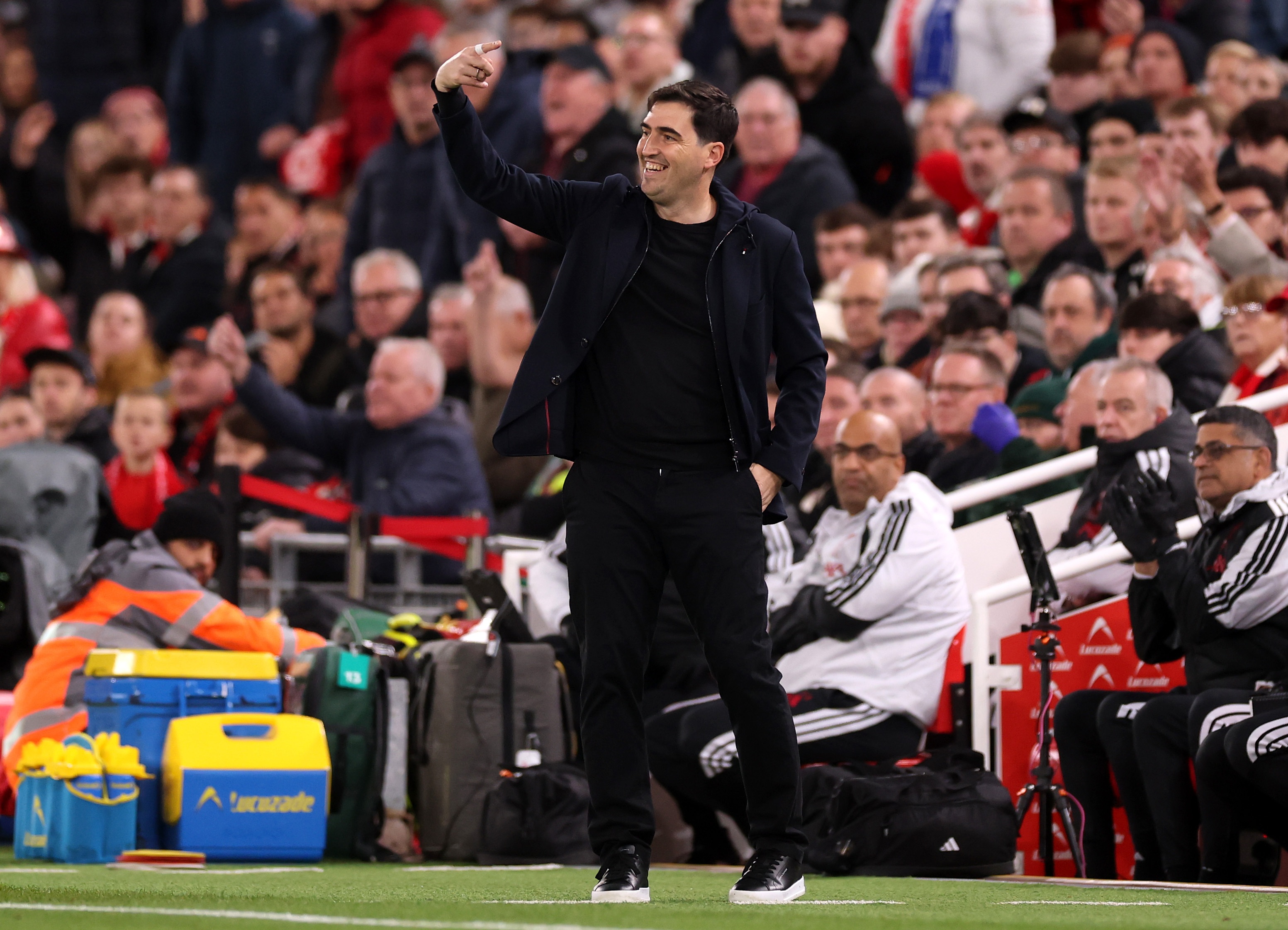 Andoni Iraola lève le bras lors du match de Liverpool.