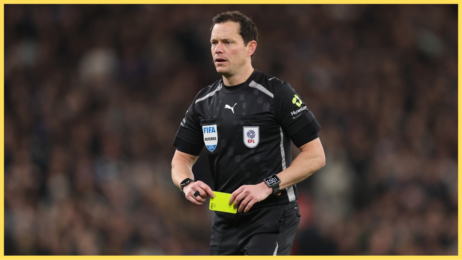 Darren England sort un carton jaune