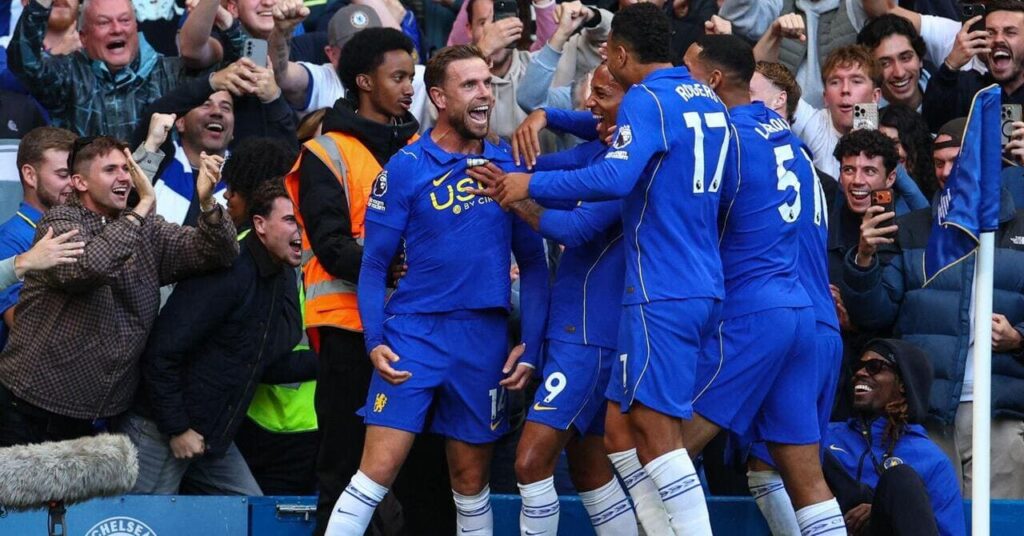 Chelsea célèbre un but de Jordan Henderson contre Bournemouth