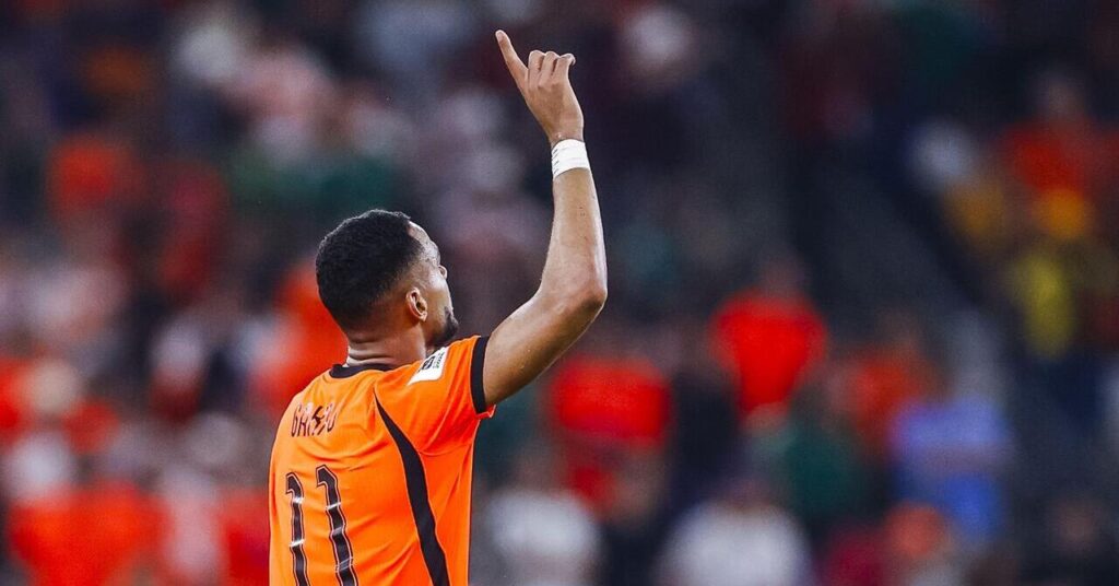 Cody Gakpo montre le ciel après avoir marqué pour les Pays-Bas contre le Maroc en huitièmes de finale de la Coupe du monde